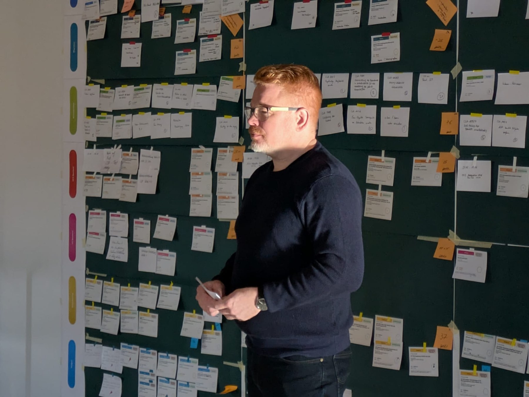 Arnd Bochmann vor einer sichtbaren Arbeitswand